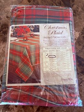 Christmas Plaid NWT Red and Green Paided Printed Tablecloth. Oblong 60” x 104”
